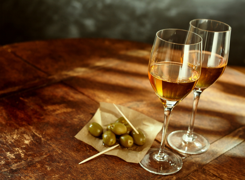 Sherry-Wein aus Spanien, serviert mit grünen Oliven