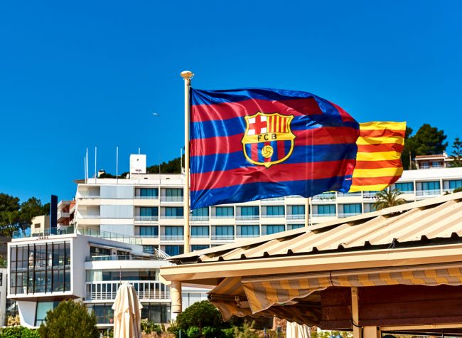 Die Flagge von Barcelona und im Hintergrund die Stadt