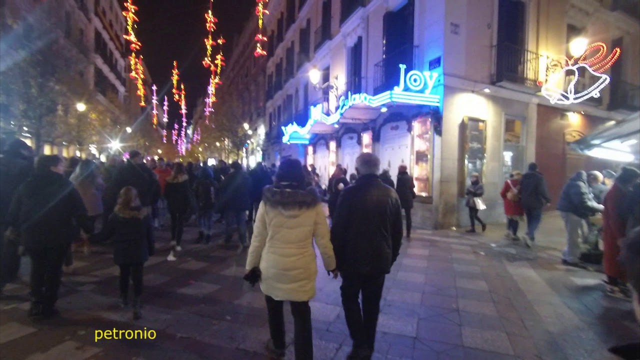 Der Plaza Mayor ist eine touristische Anlaufstelle in Madrid und bietet als einer der schönsten Weihnachtsmärkte ein besinnliches und weihnachtliches Ambiente.