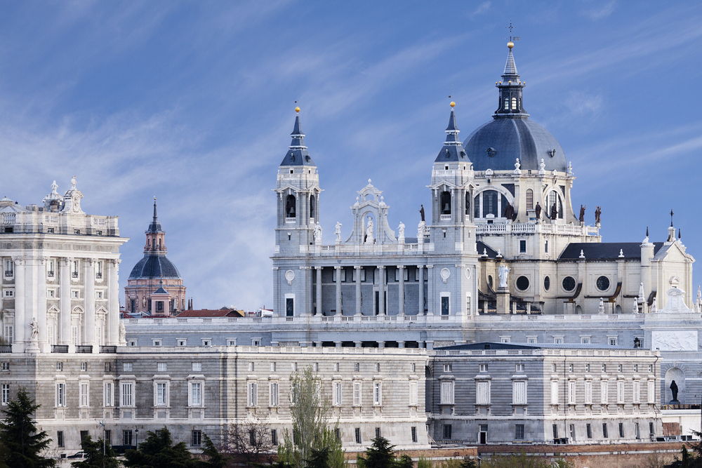 Außenansicht der Almudena Kathedrale in Madrid