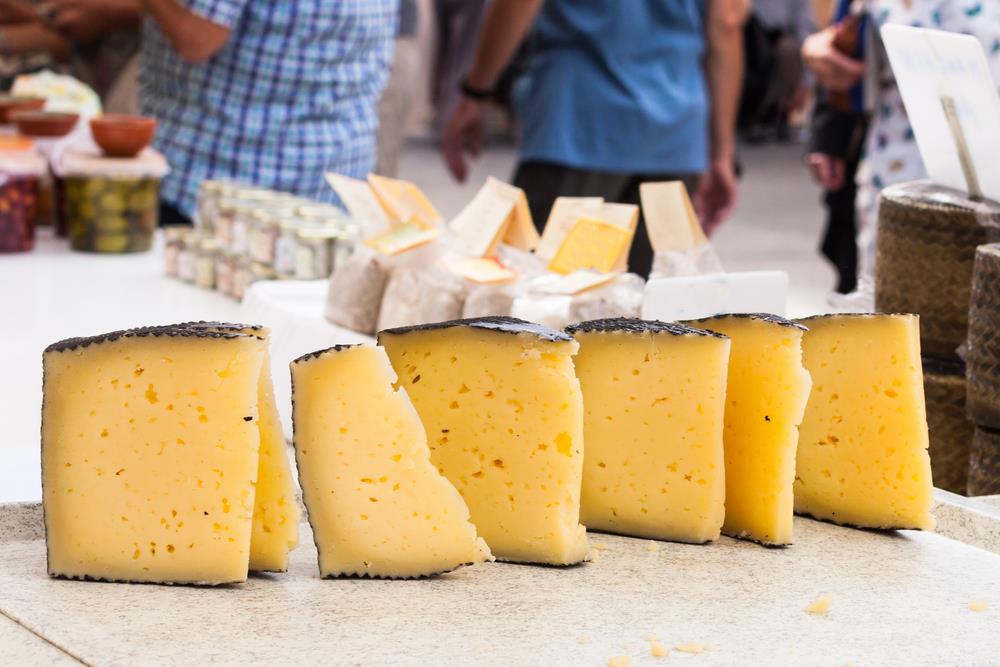 Manchego-Käse wird auf einem spanischen Markt verkauft.