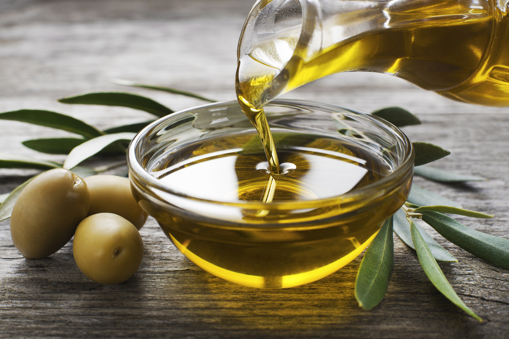 Olivenöl wird für ein Salatdressing verwendet