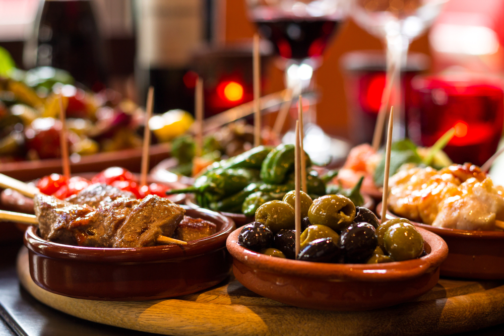 Spanische Tapas in einer Taverne in Madrid