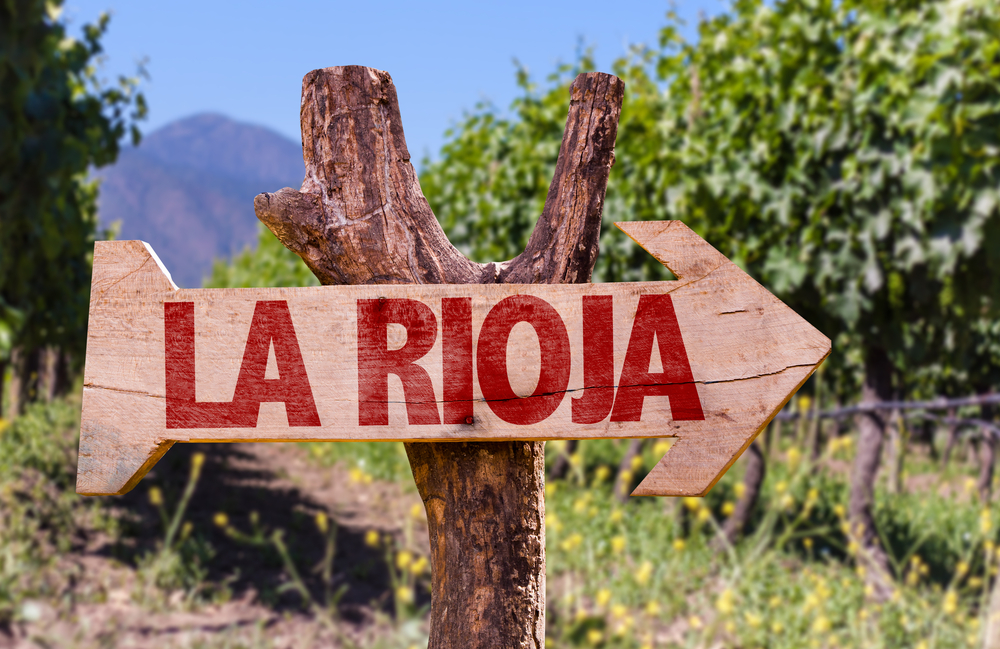 La Rioja-Wegweiser auf einem Weinberg