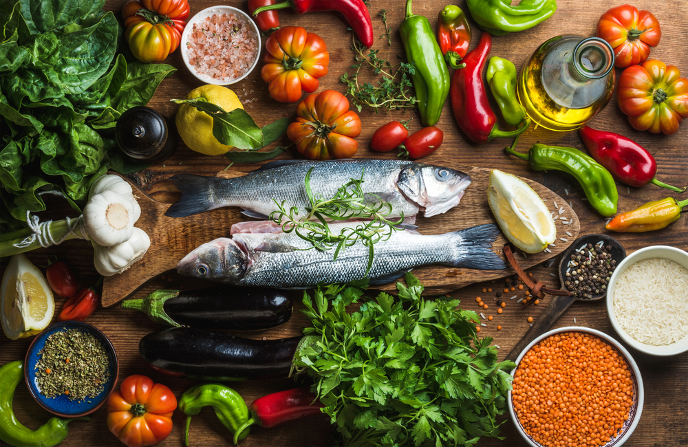 Zutaten der Mittelmeer-Diät auf einem Tisch