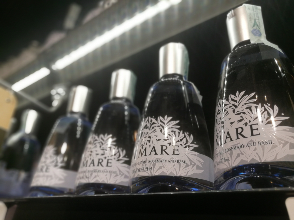 Das Gin Mare Flaschendesign ist mediterran gehalten