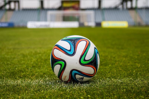 Fußball auf dem Rasen