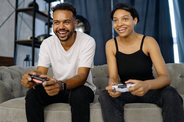 controler video game lachend frau mann couch pärchen freunde spieleabend videospiel