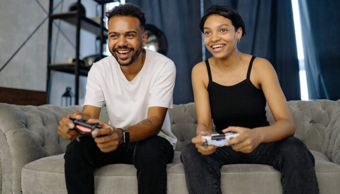 controler video game lachend frau mann couch pärchen freunde spieleabend videospiel