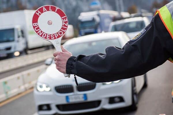 BPOL NRW: Bundespolizei nimmt Schleuser und Helfer fest – 7 Personen ohne gültige Ausweispapiere nach Deutschland geschleust – Schleuser sitzt in Untersuchungshaft