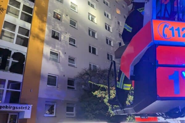 FW-BN: Feuer in Mehrfamilienhaus in Tannenbusch – Gebäude aktuell unbewohnbar.