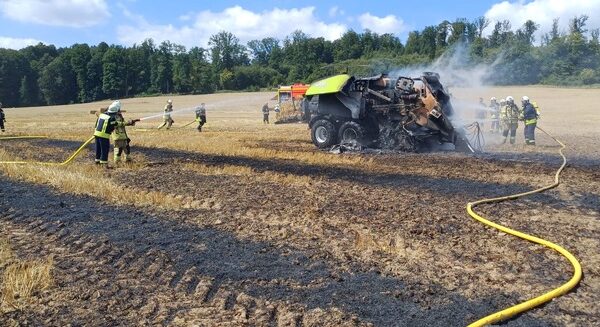 FW Lügde: Landwirtschaftliche Fläche und Gerät in Brand geraten